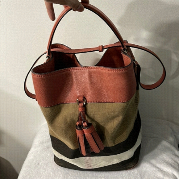 Authentic Burberry Ashby bucket bag - Picture 5 of 13